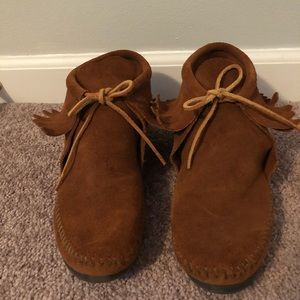 Women’s size 9 brown suede Minnetonka booties